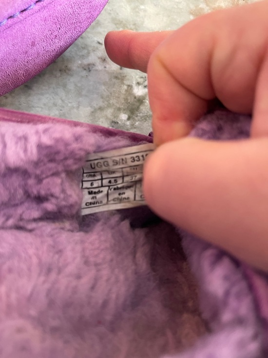 UGG Slippers - Picture 3 of 6